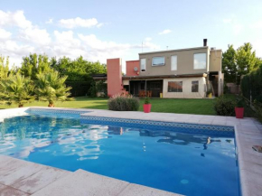 Casa con pileta entre bodegas y viñedos - Habitación con baño en suite